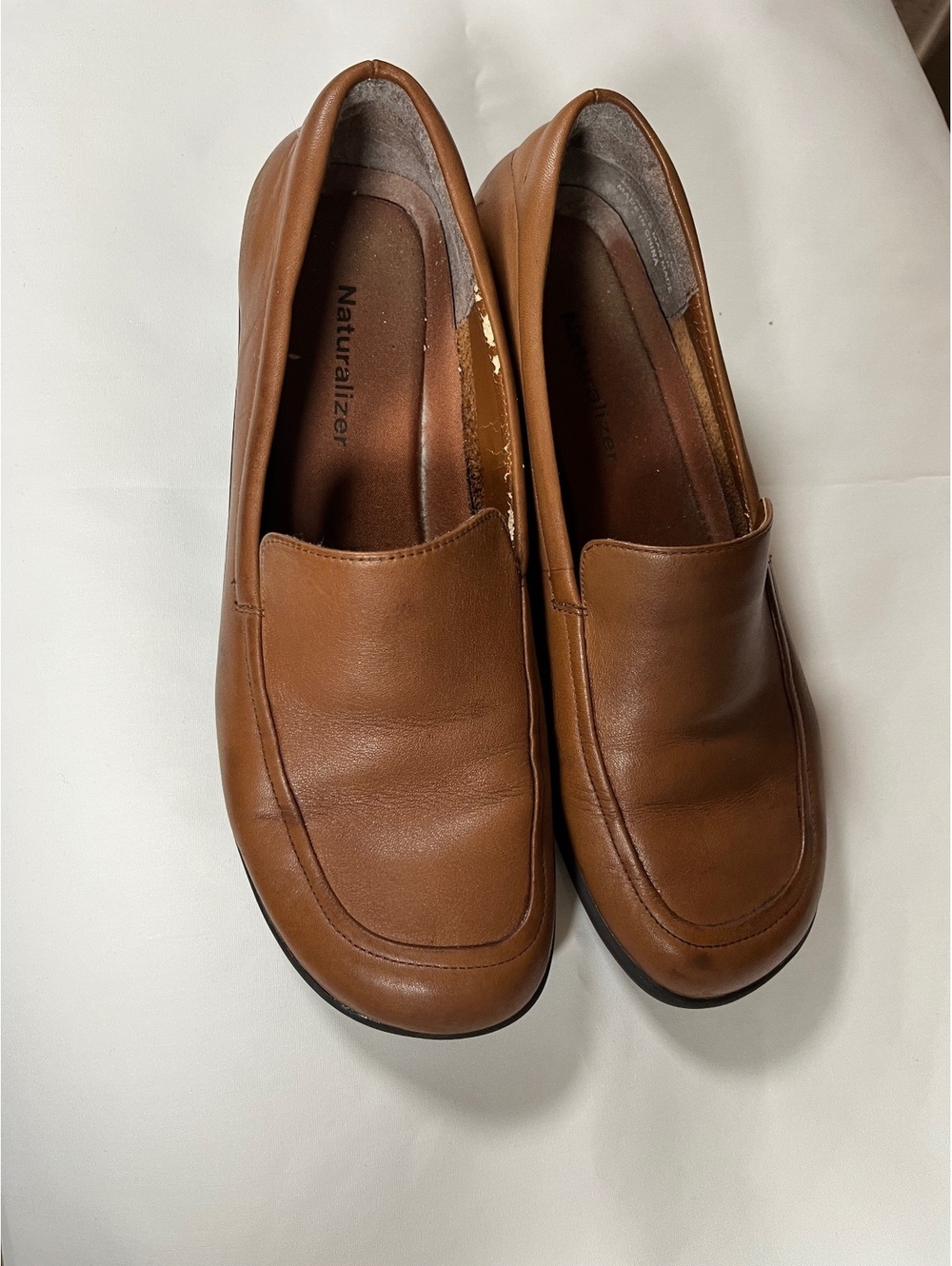 Naturalizer tan leather slip on loafers women’s 8